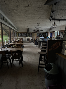 Dan kan je naar boven waar de kantine zit. Onder de kantine zit de WC.