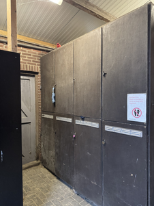 Als je die deur open doet zie je als eerst deze kasten.