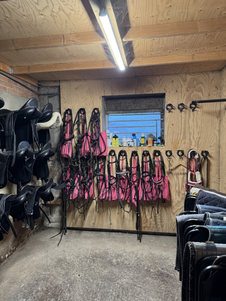 Midden in de lange gang zit de zadelkamer.