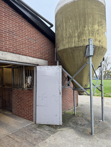 Als je de gang uitloopt zie je deze silo. In deze silo zit de slobber opgeslagen.
