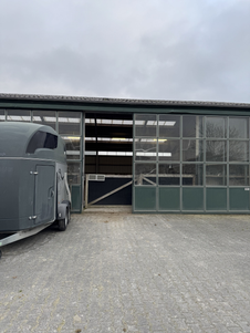 Aan het plein achter zit nog een kleine binnenbak waar paarden zadelmak gemaakt worden.