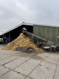 En daarnaast zit de mesthoop.