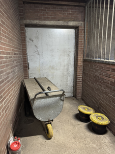 Bij de pension stallen staat de biks en slobber.